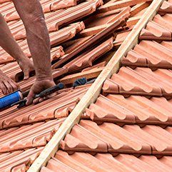 ouvrier changeant les tuiles