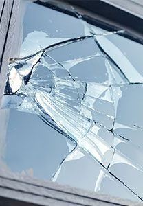 Fenêtre brisée avec des éclats de verre.
