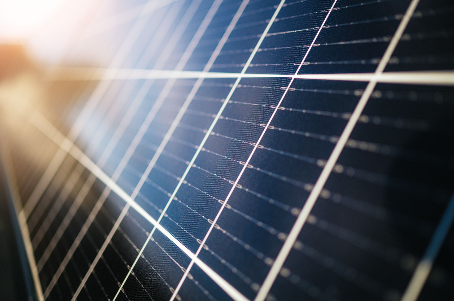 Eine Nahaufnahme eines Solarpanels, durch das die Sonne scheint.
