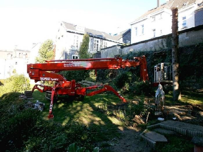 Hebebühne in einem Garten