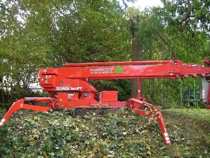 Hebebühne auf unebenem Untergrund