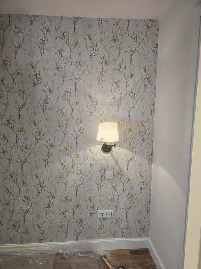 Hay una lámpara en la pared en la esquina de la habitación.