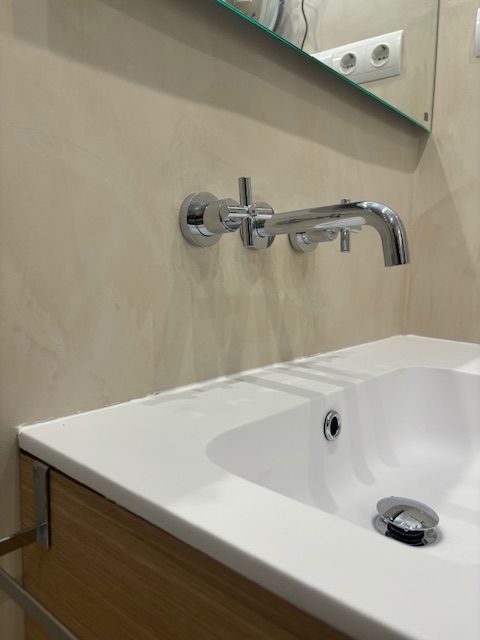 Un lavabo de baño con un espejo encima.