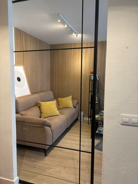 Una sala de estar con un sofá y almohadas amarillas.