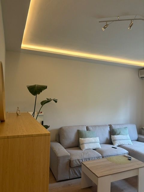 Una sala de estar con un sofá y una mesa de café.