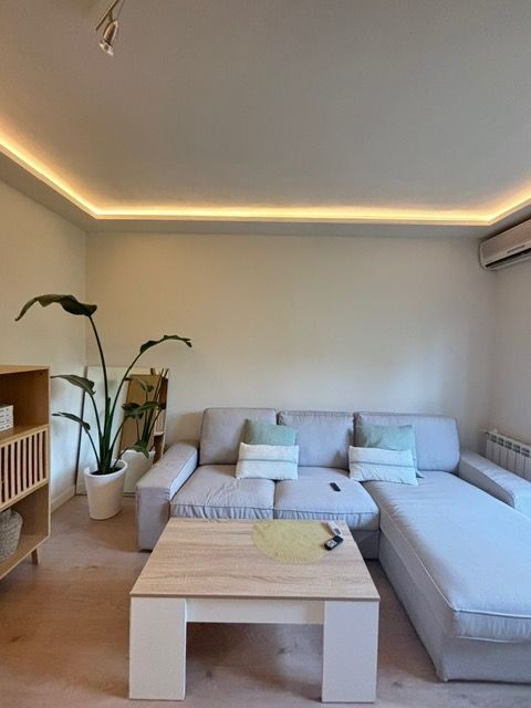 Una sala de estar con un sofá y una mesa de café.