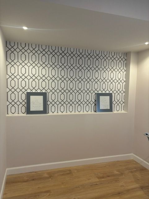 Una habitación con un patrón geométrico en la pared.