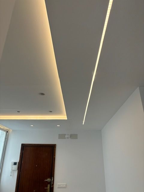 Un pasillo con una puerta y un techo blanco.