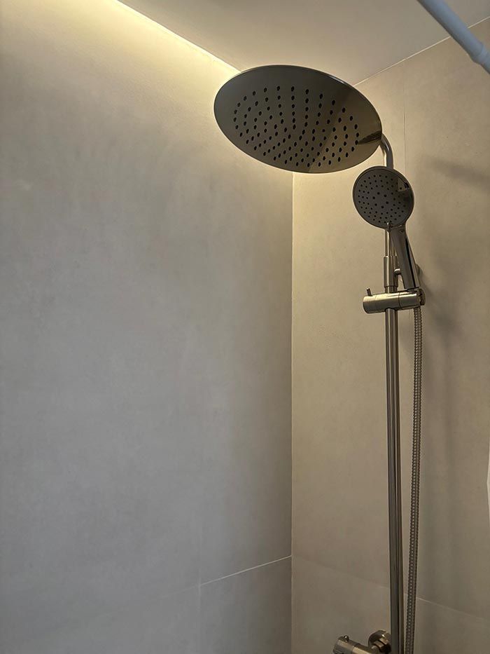 Un primer plano de un cabezal de ducha en un baño.