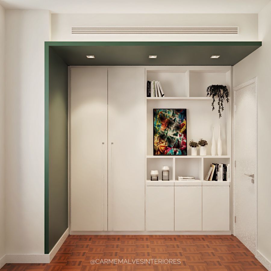 Una habitación con armarios blancos y techo verde.