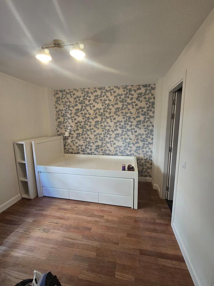 Hay una cama en el medio de la habitación.