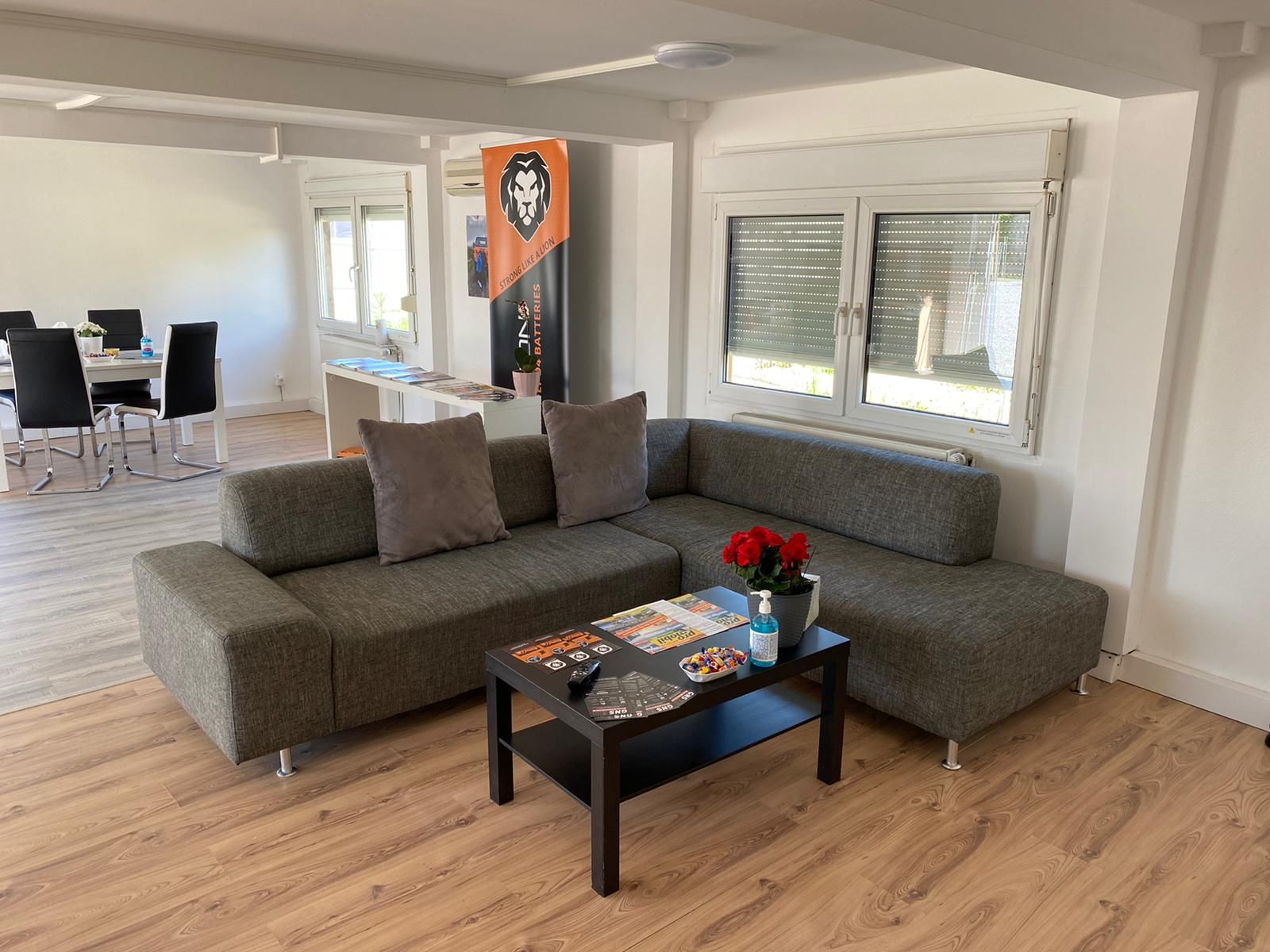 Ein Wohnzimmer mit einer Couch und einem Couchtisch