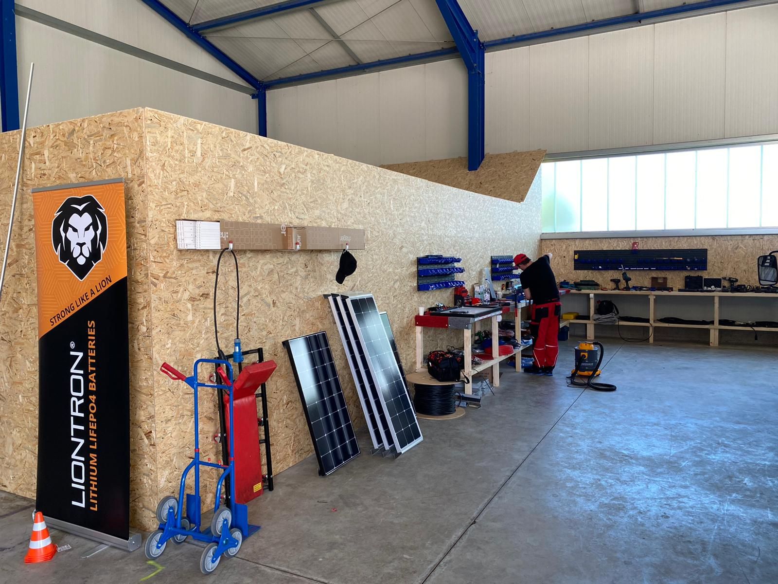 Ein Lagerhaus mit einem Schild mit der Aufschrift „Liontron“ darauf