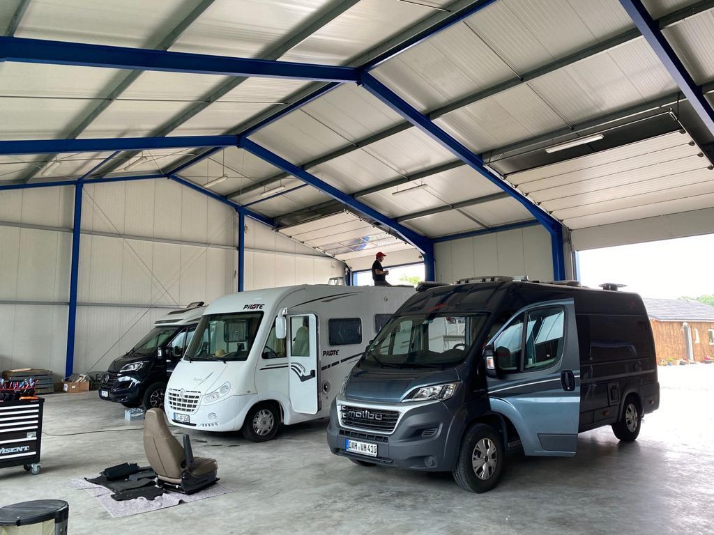 Eine Reihe von Lieferwagen ist in einem Gebäude geparkt