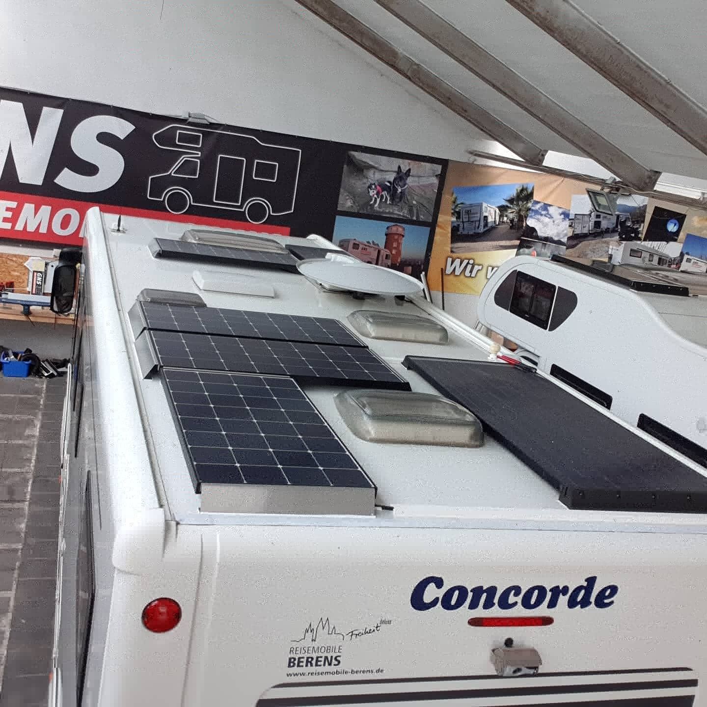 Ein Concorde Camper mit Solarzellen auf dem Dach