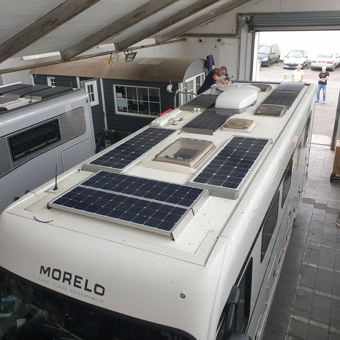 Ein Morelo-Bus mit Solarzellen auf dem Dach