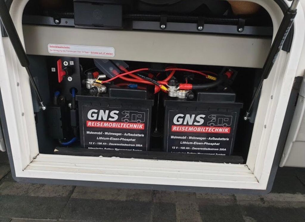 Zwei GNS-Batterien befinden sich im Heck eines Fahrzeugs