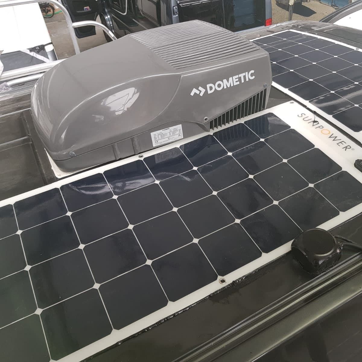 Eine Dometic-Klimaanlage sitzt auf einem Solarpanel.