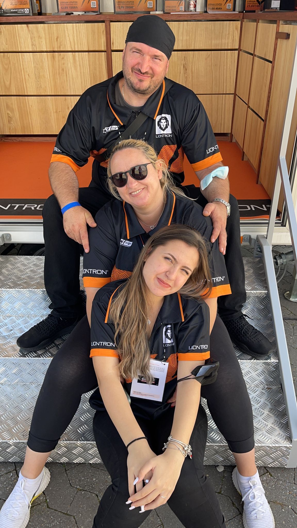 Eine Gruppe von Menschen posiert gemeinsam für ein Foto.