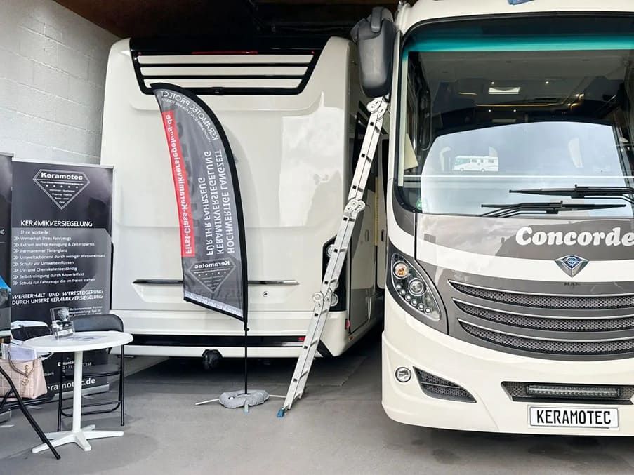 Ein Concorde-Wohnmobil ist in einer Garage neben einer Leiter geparkt.