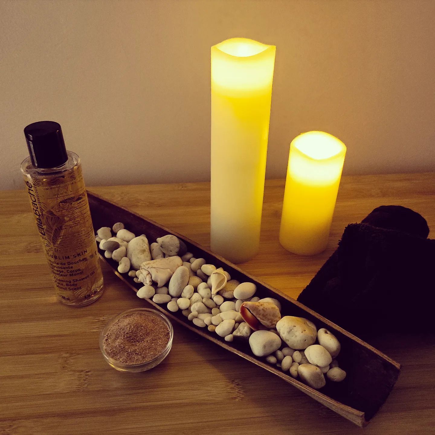 Présentation de produits de beauté avec bougies