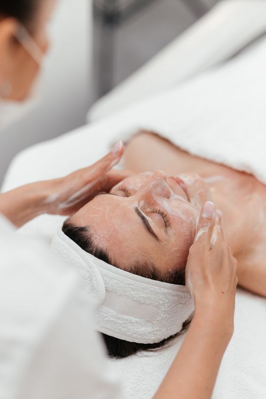 Application de crème sur le visage