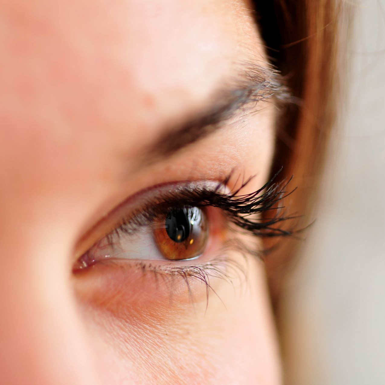 Une femme se faisant masser les épaules