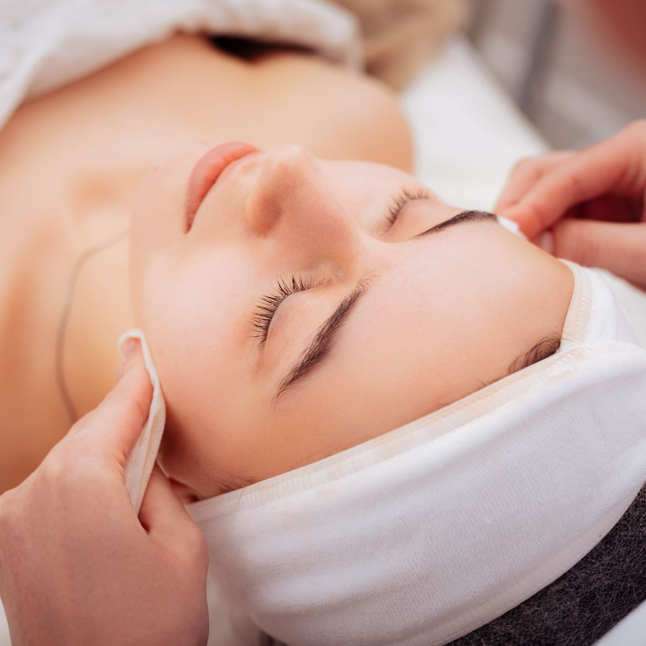 Passage d'un produit sur les tempes