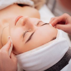 Aplication de produits de beauté sur les tempes d'une femme