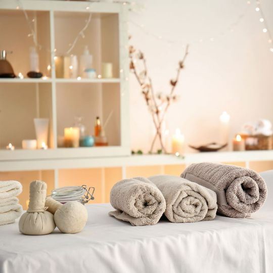 Des serviettes roulées dans un salon de beauté