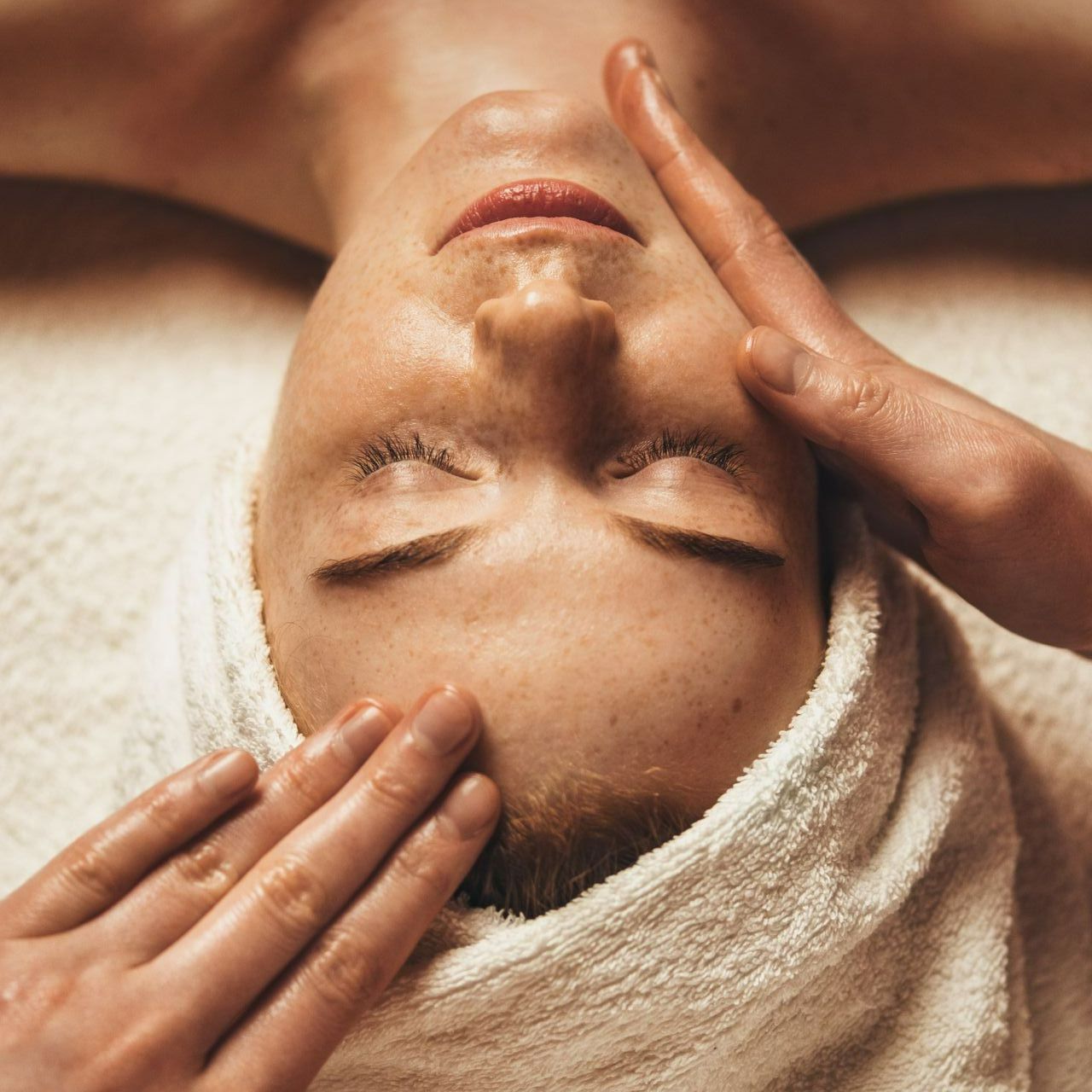 Un visage se faisant masser