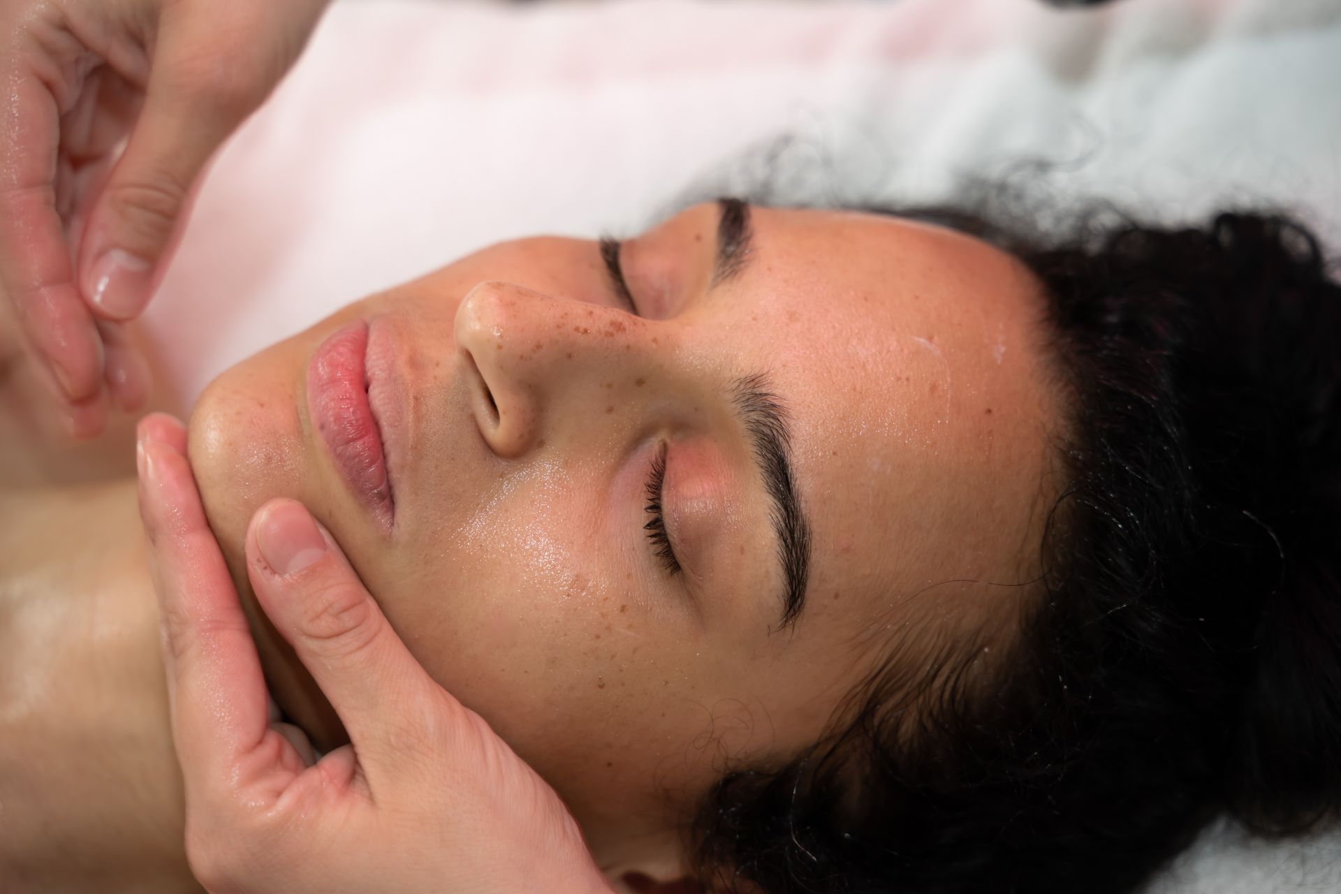 Application de soins sur le visage d'une femme