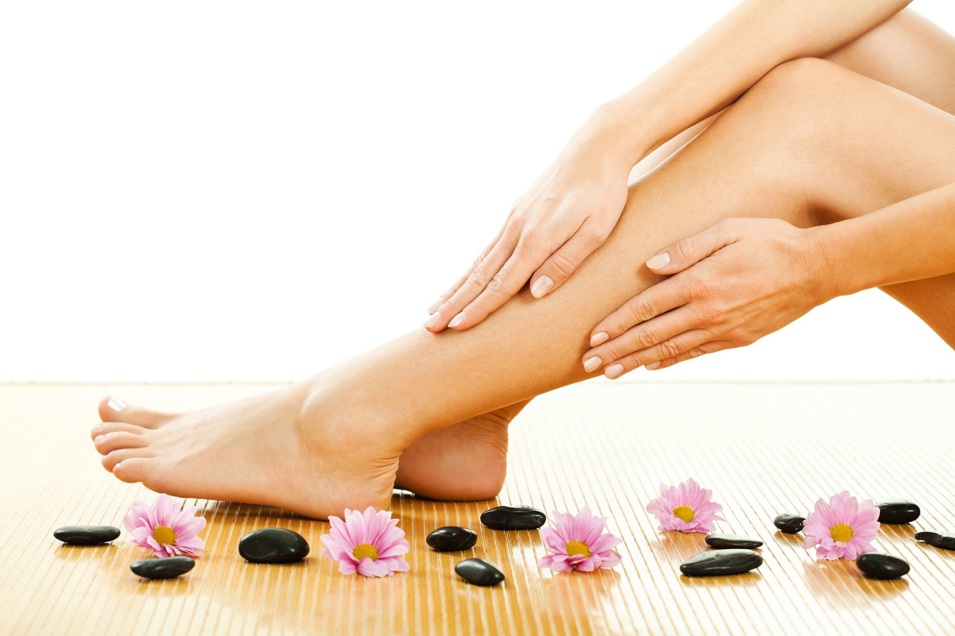 Une femme se caressant les jambes