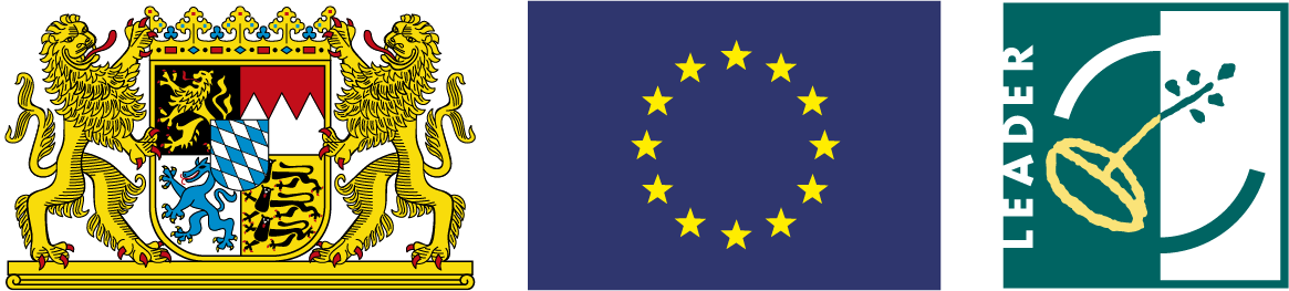 Großes Bayerisches Staatswappen, daneben die Europaflagge