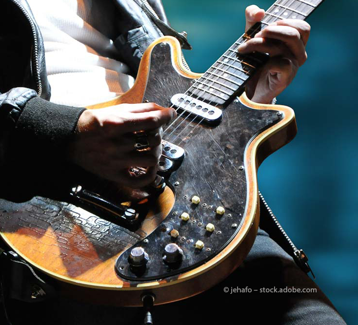 Nahaufnahme von einem Musiker mit E-Gitarre