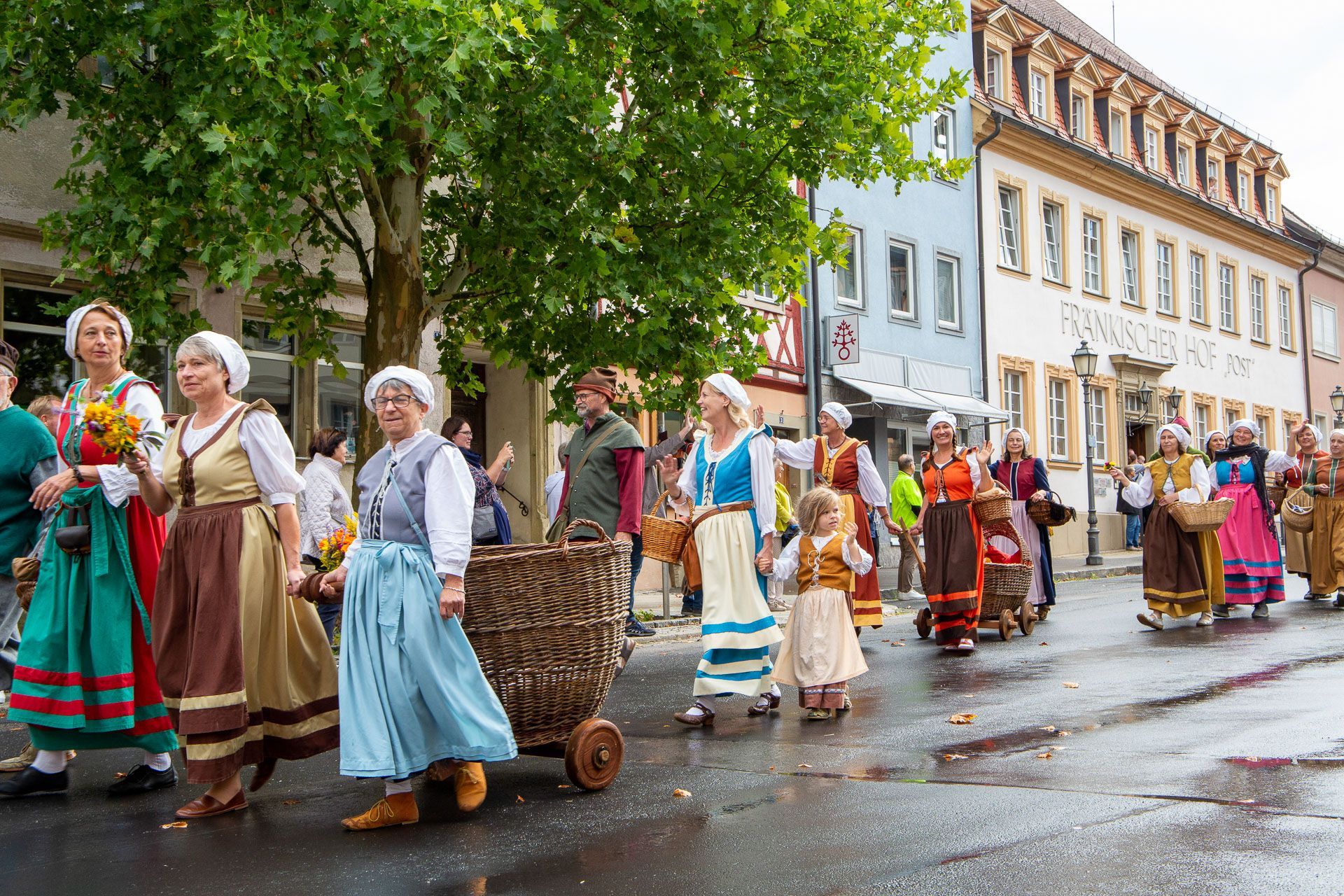Eine Gruppe von Menschen in traditionellen Kostümen bei einem Straßenumzug