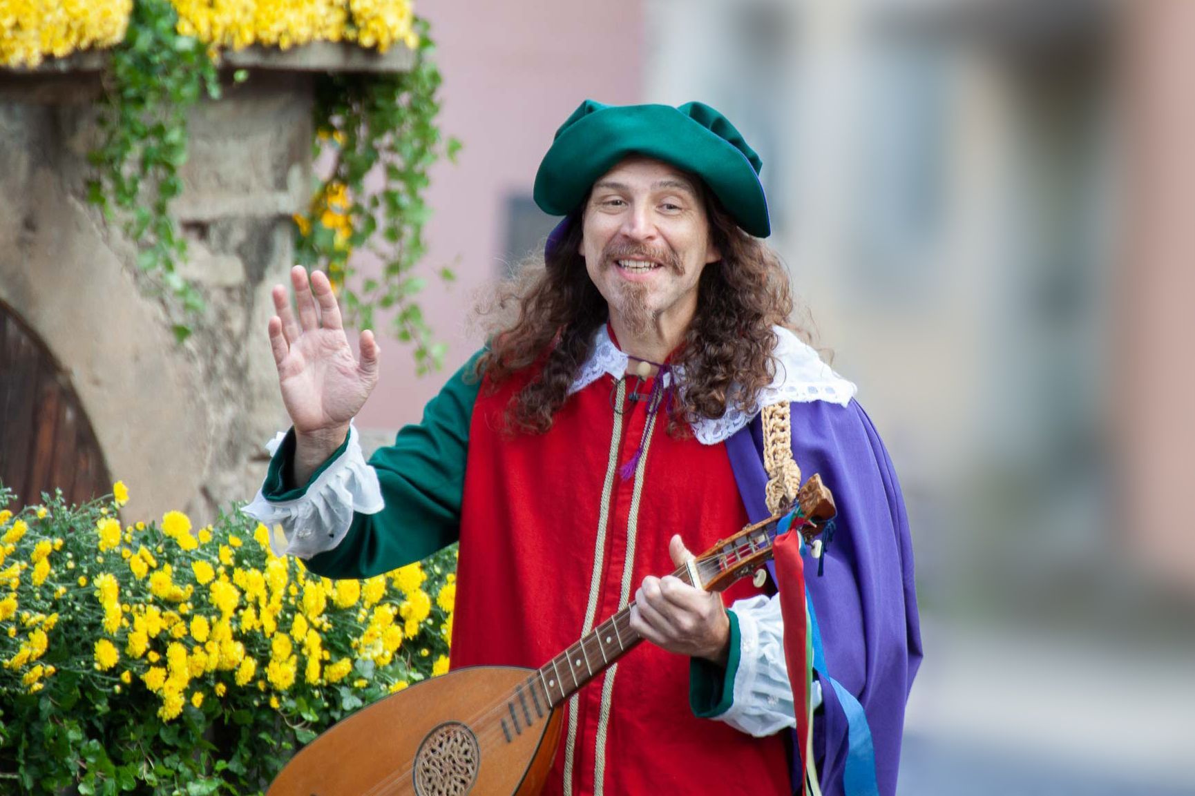 Szene aus dem Heimatspiel mit einem Musikanten der eine Laute in der Hand hält