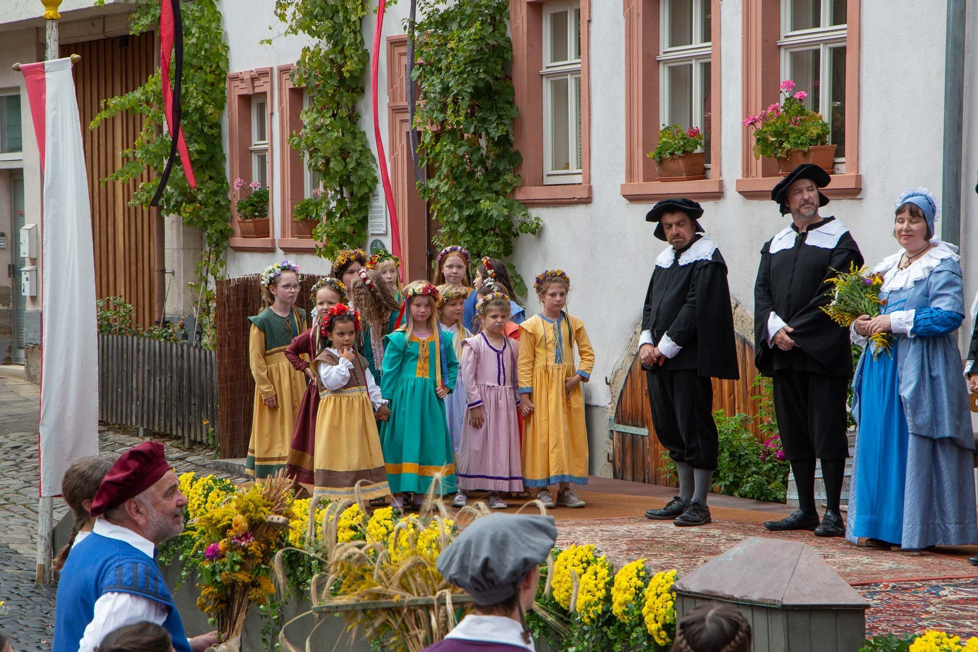Szene aus dem Heimatspiel mit mehreren Personen in historischen Kostümen