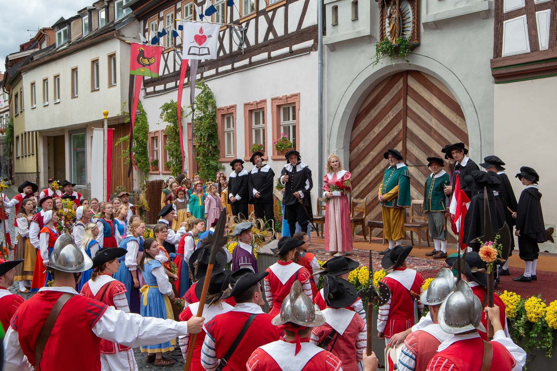 Gruppenszene aus dem Heimatspiel mit vielen Personen in historischen Kostümen