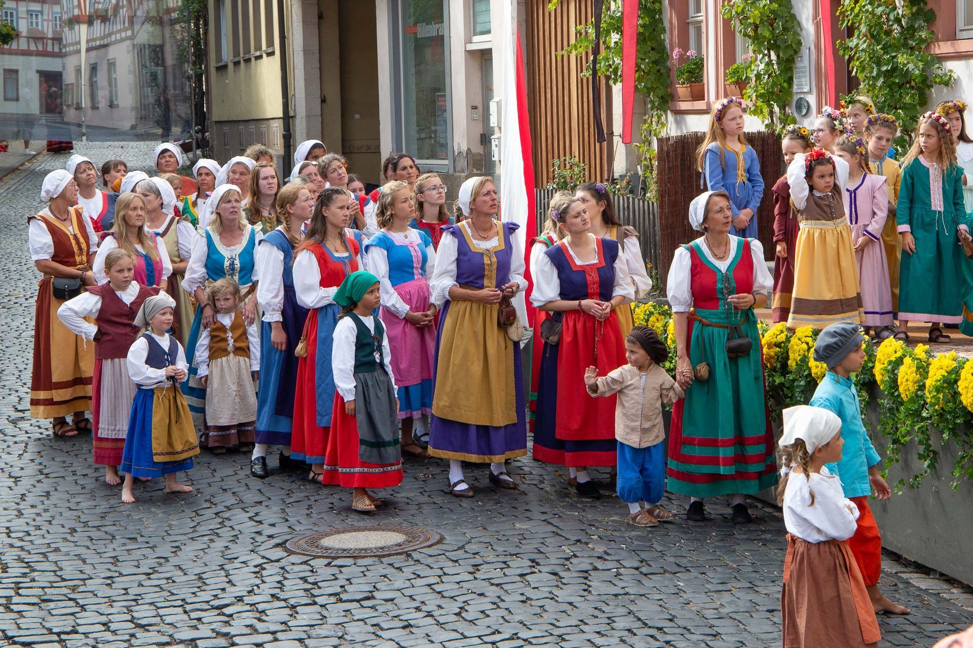 Szene aus dem Heimatspiel mit vielen Personen in historischen Kostümen