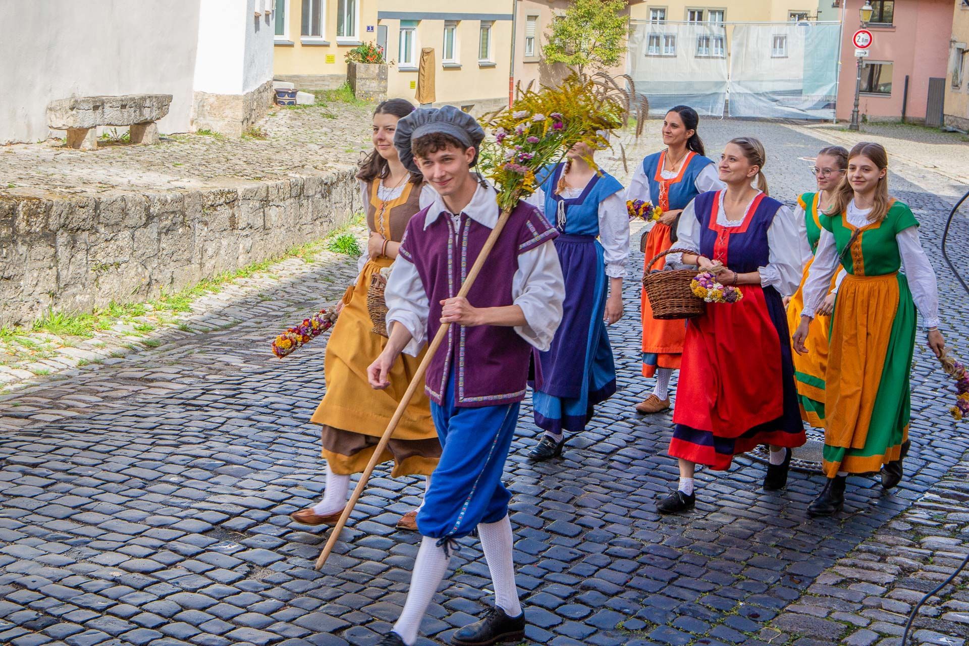 Szene aus dem Heimatspiel mit mehreren Personen in historischen Kostümen
