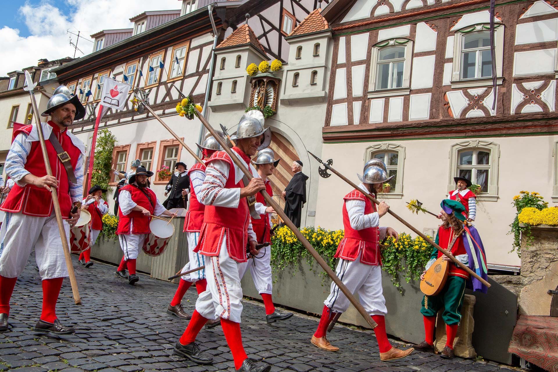 Szene aus dem Heimatspiel mit einer Gruppe Soldaten in historischen Gewändern mit Hellebarden