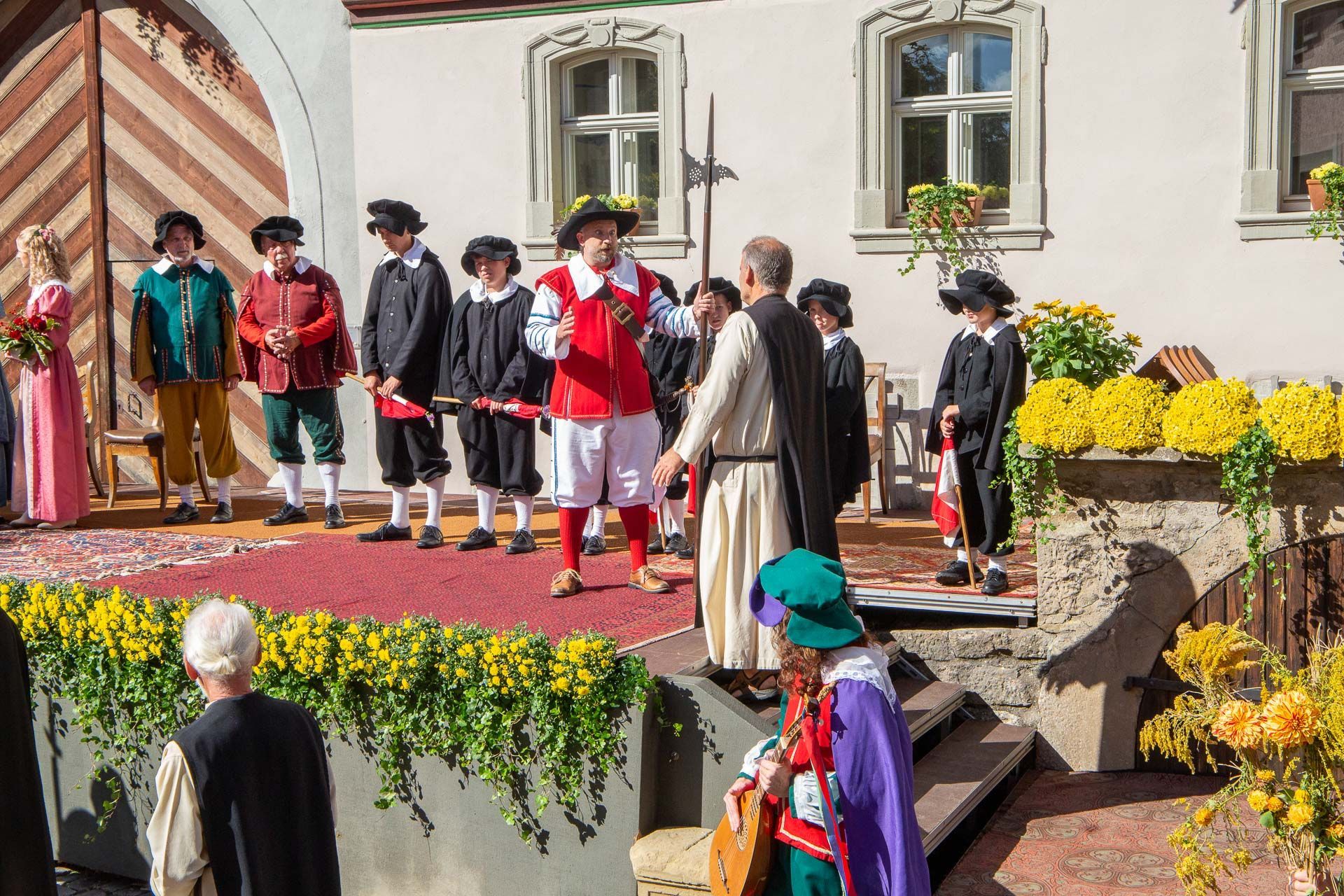 Szene aus dem Heimatspiel mit mehreren Personen in historischen Kostümen