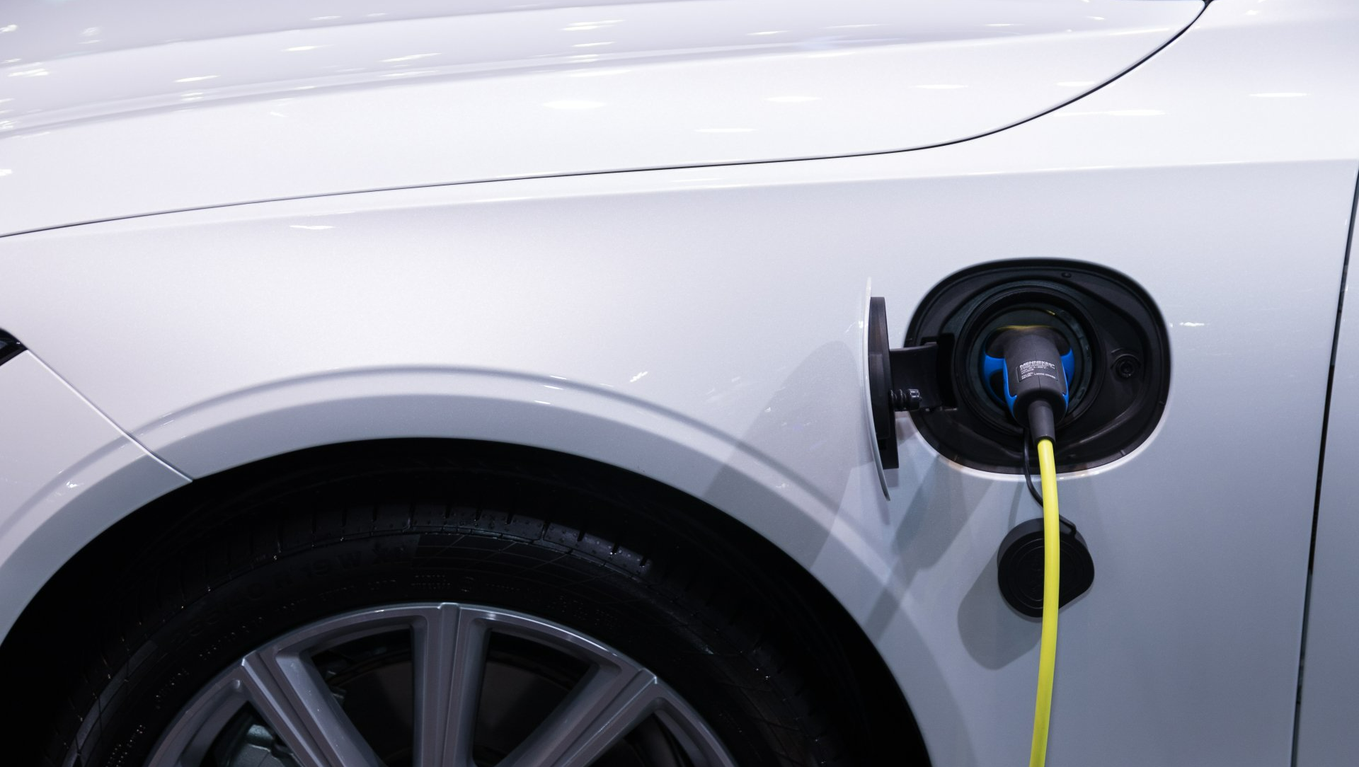 Véhicule électrique en recharge