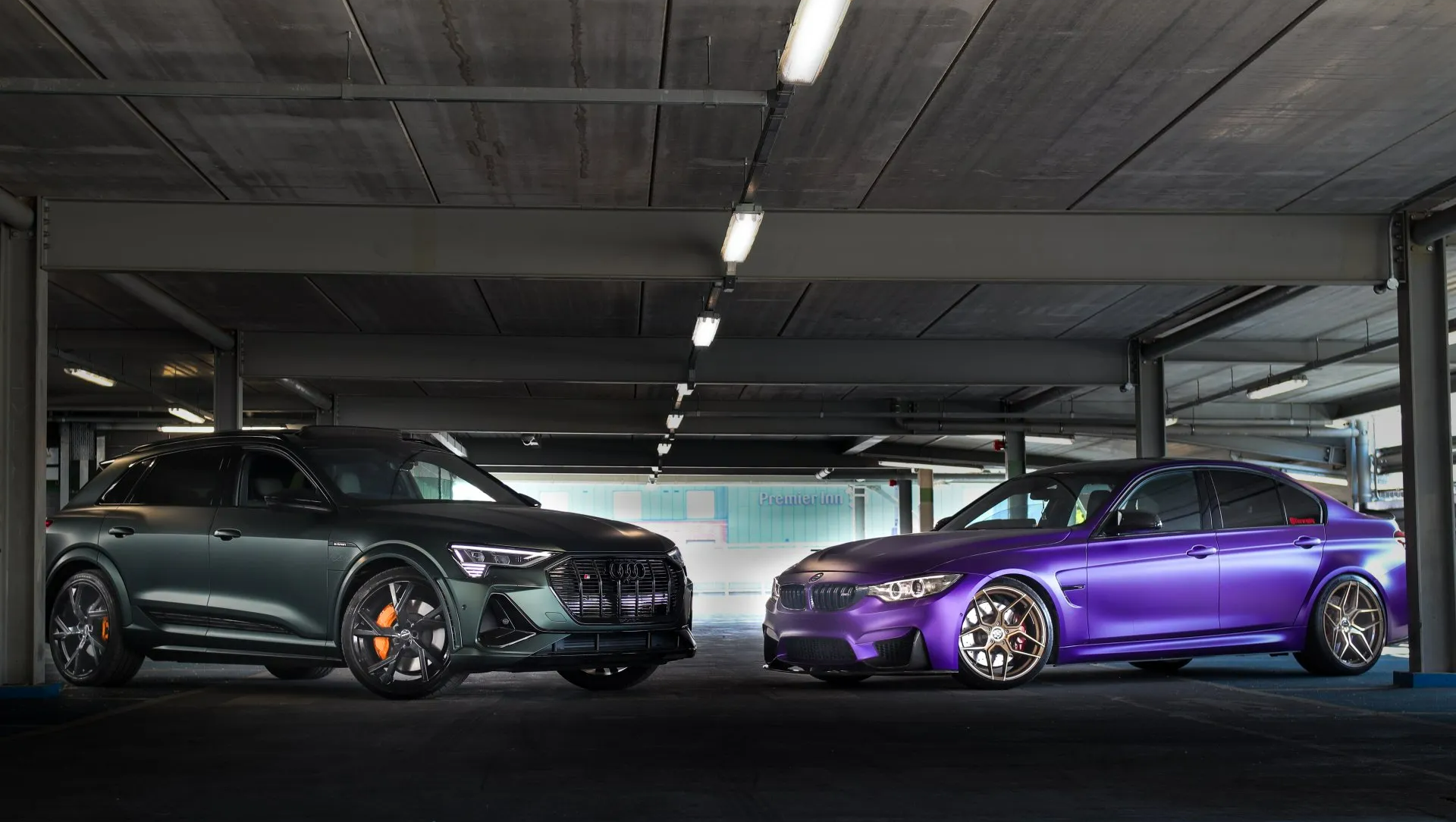 Deux voitures électriques