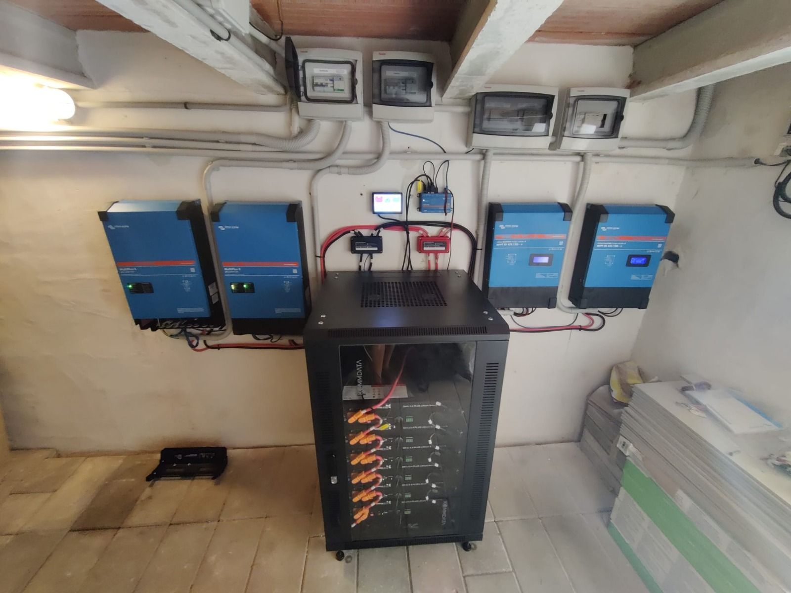 Una habitación con mucho equipo eléctrico en ella.