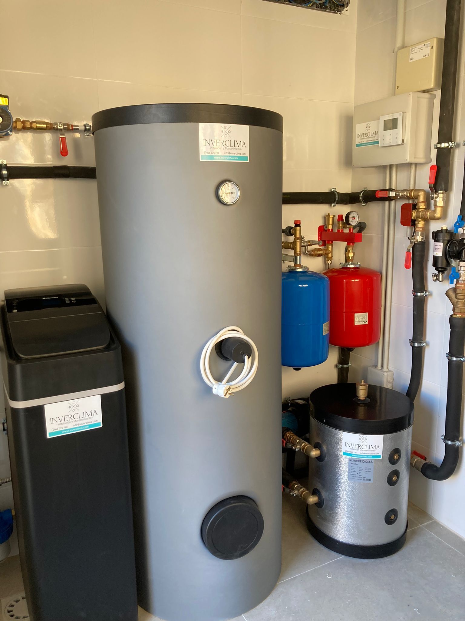 Una habitación con un calentador de agua y un descalcificador de agua.