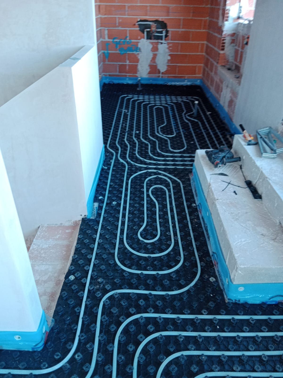 Una habitación con un laberinto de tuberías en el suelo.