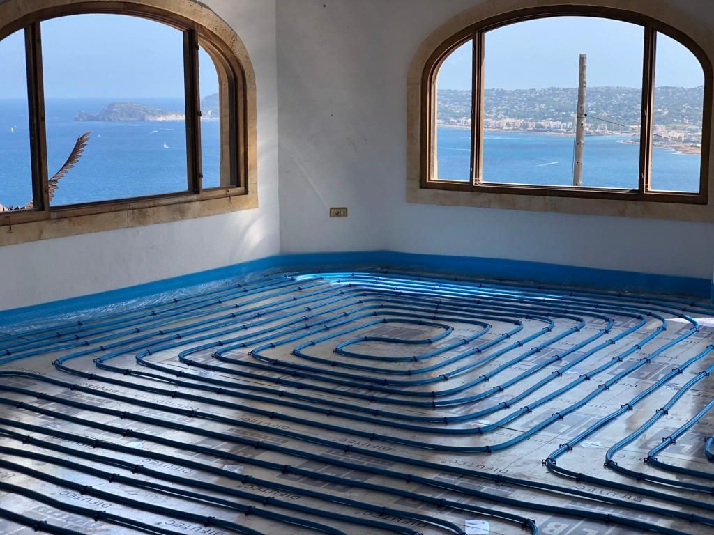 Una habitación con un patrón de laberinto en el suelo y una vista al océano.
