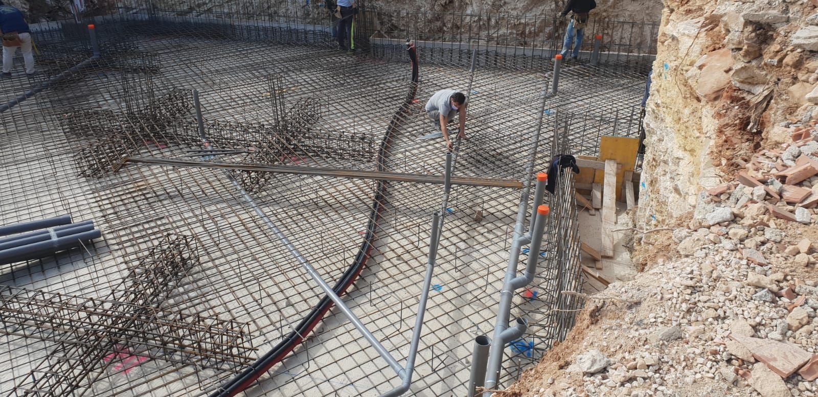 Un grupo de personas está trabajando en un sitio de construcción.